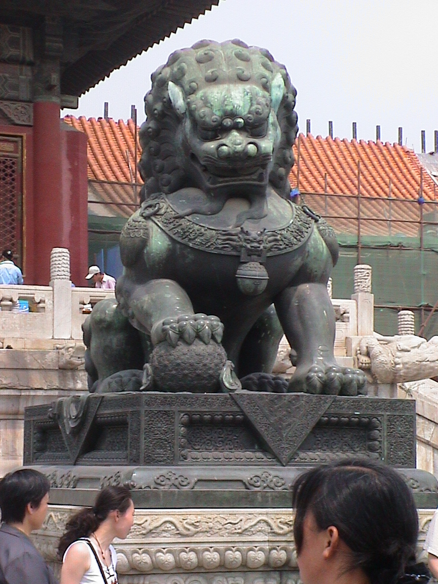 lion male en pierre avec une sphre sous sa patte