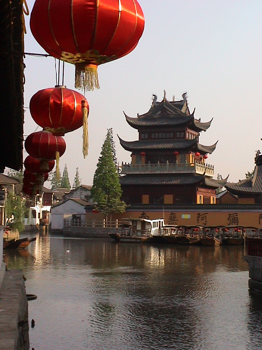 village lacustre, avec des lampions rouges chinois et une maison style pagode