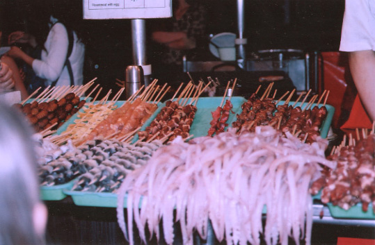 poulpe et autres brochettes dans des barquettes