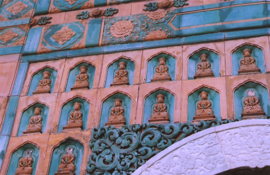 fresque bleue avec des bouddhas beiges du palais d't