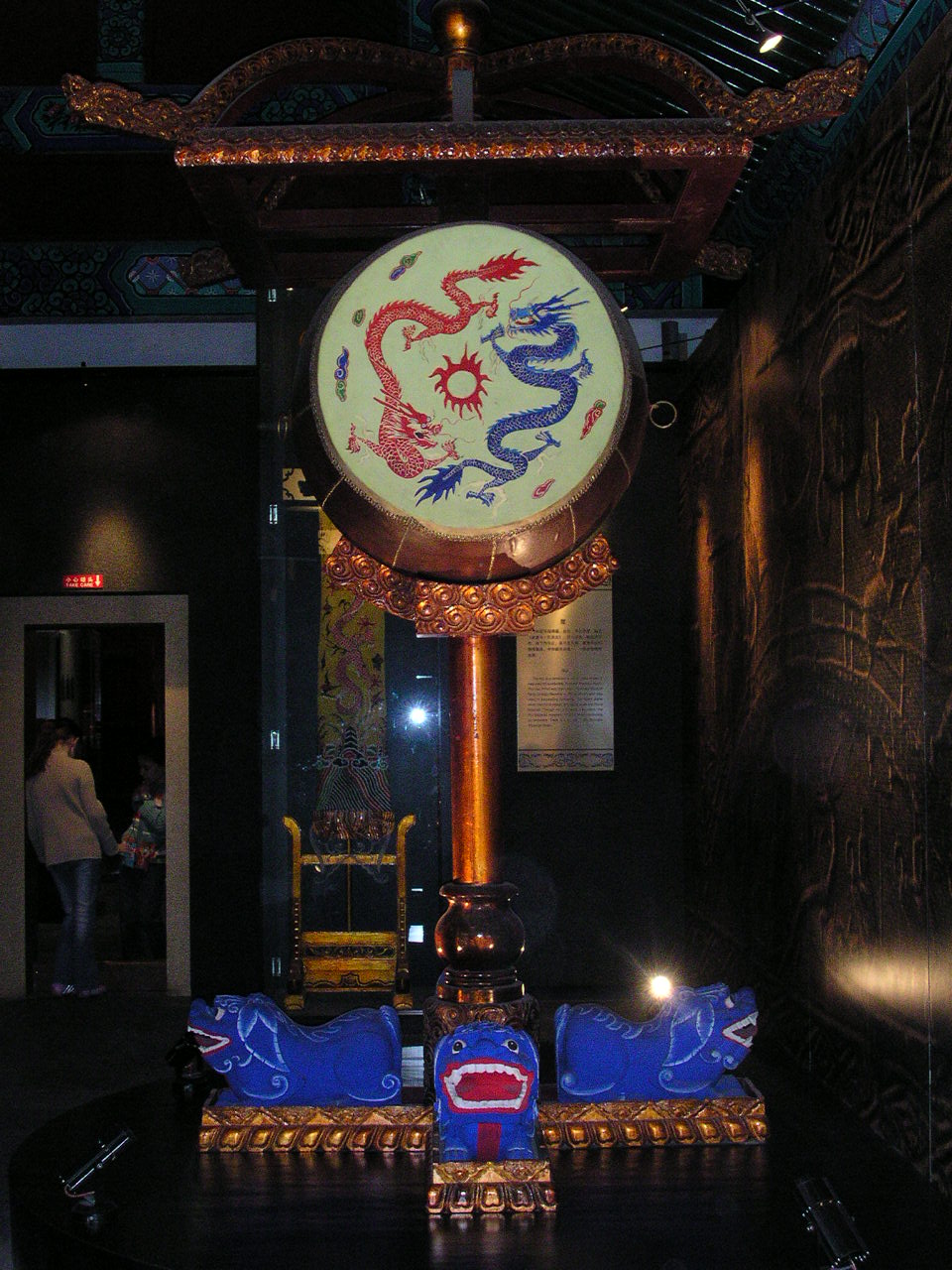 tambour dcor avec des dragons rouges et bleus