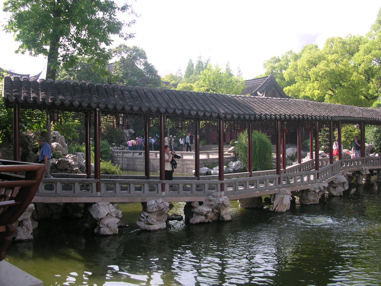 petit pont, en pierre et en bois, au-dessus de l'eau